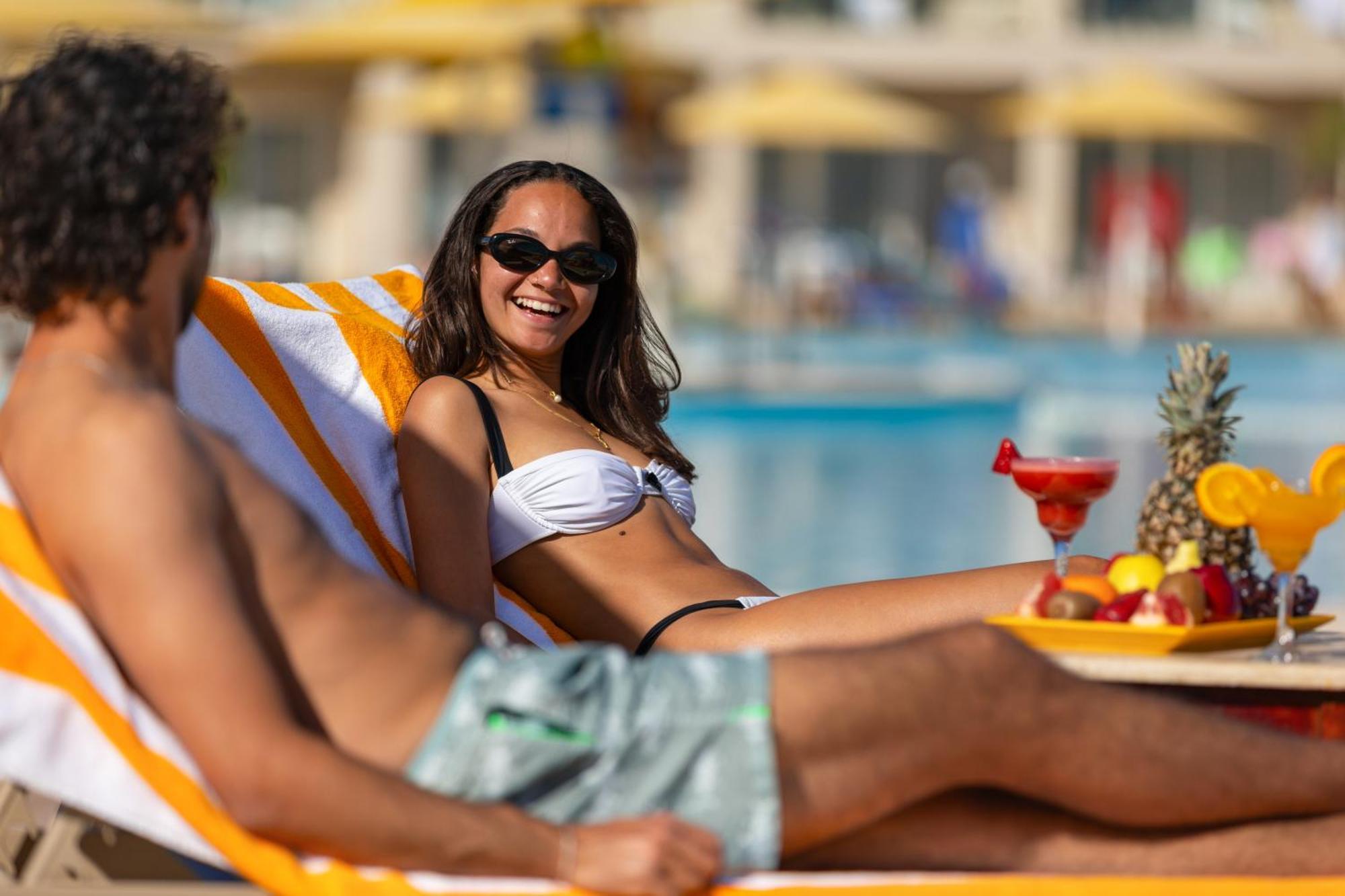 Pickalbatros Royal Moderna Sharm "Aqua Park" Hotel Exterior photo A couple sunbathing