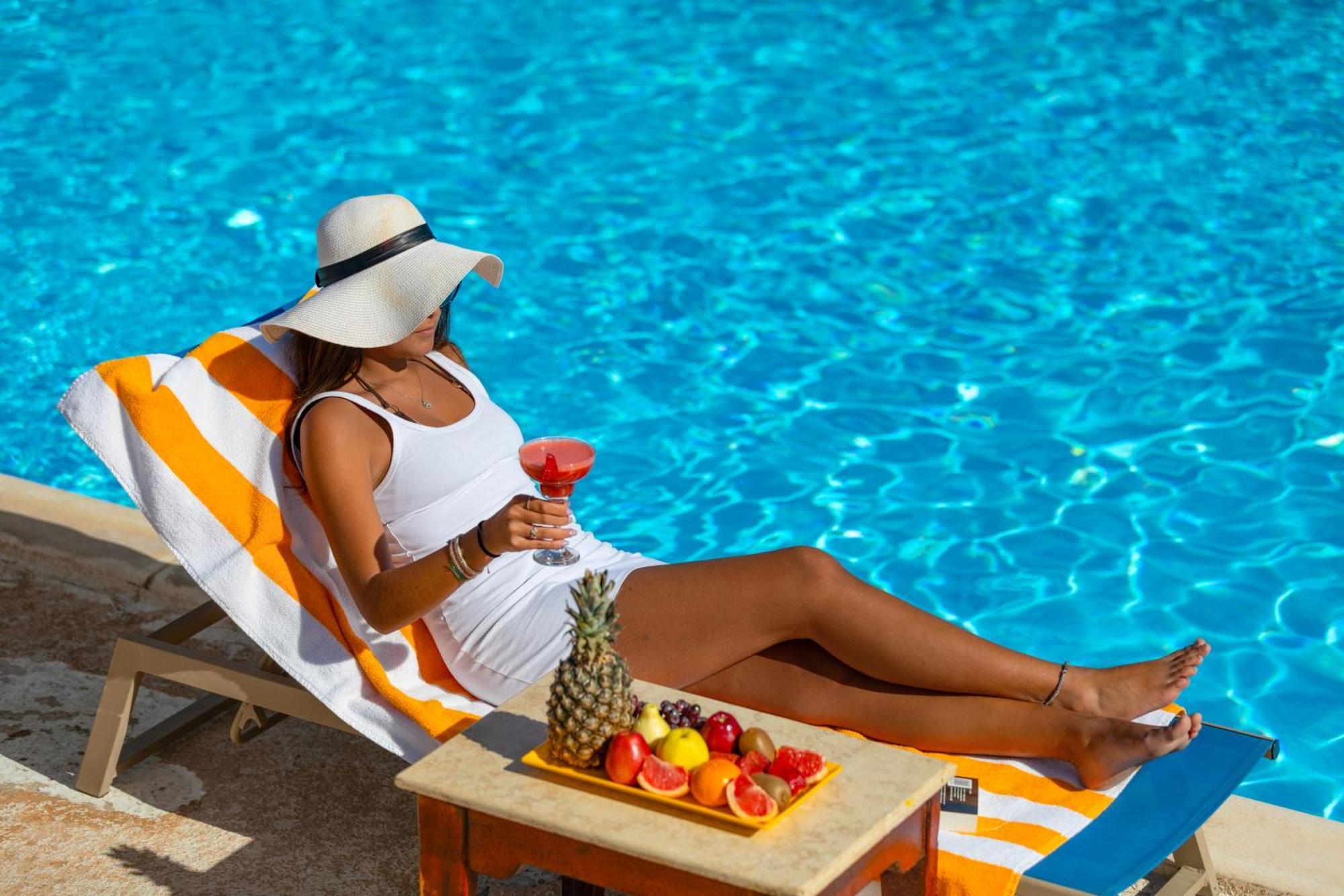 Pickalbatros Royal Moderna Sharm "Aqua Park" Hotel Exterior photo A woman sunbathing