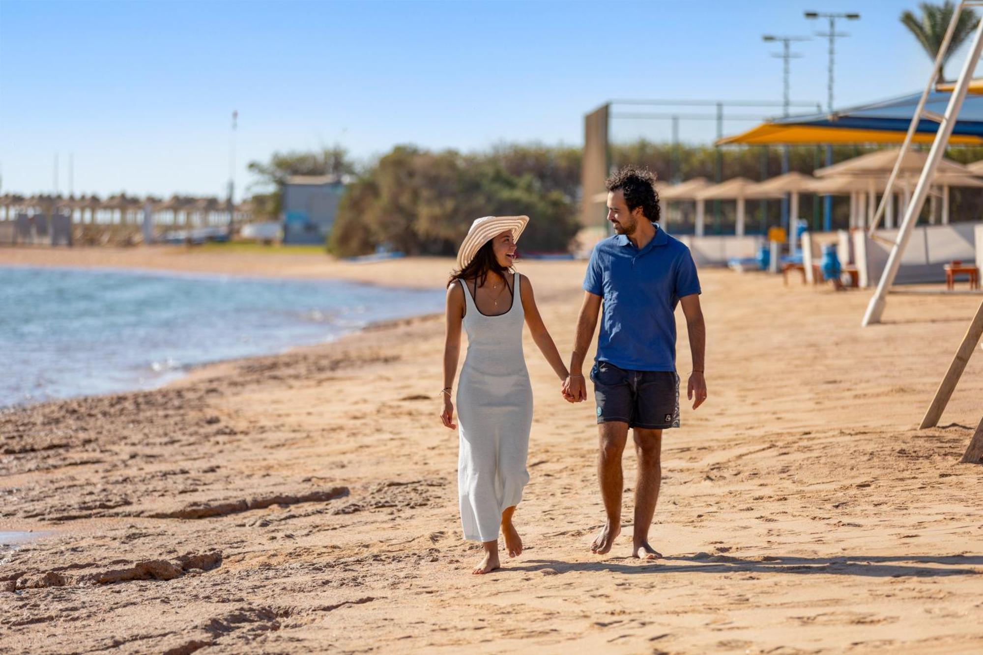 Pickalbatros Royal Moderna Sharm "Aqua Park" Hotel Exterior photo Tourists on the beach