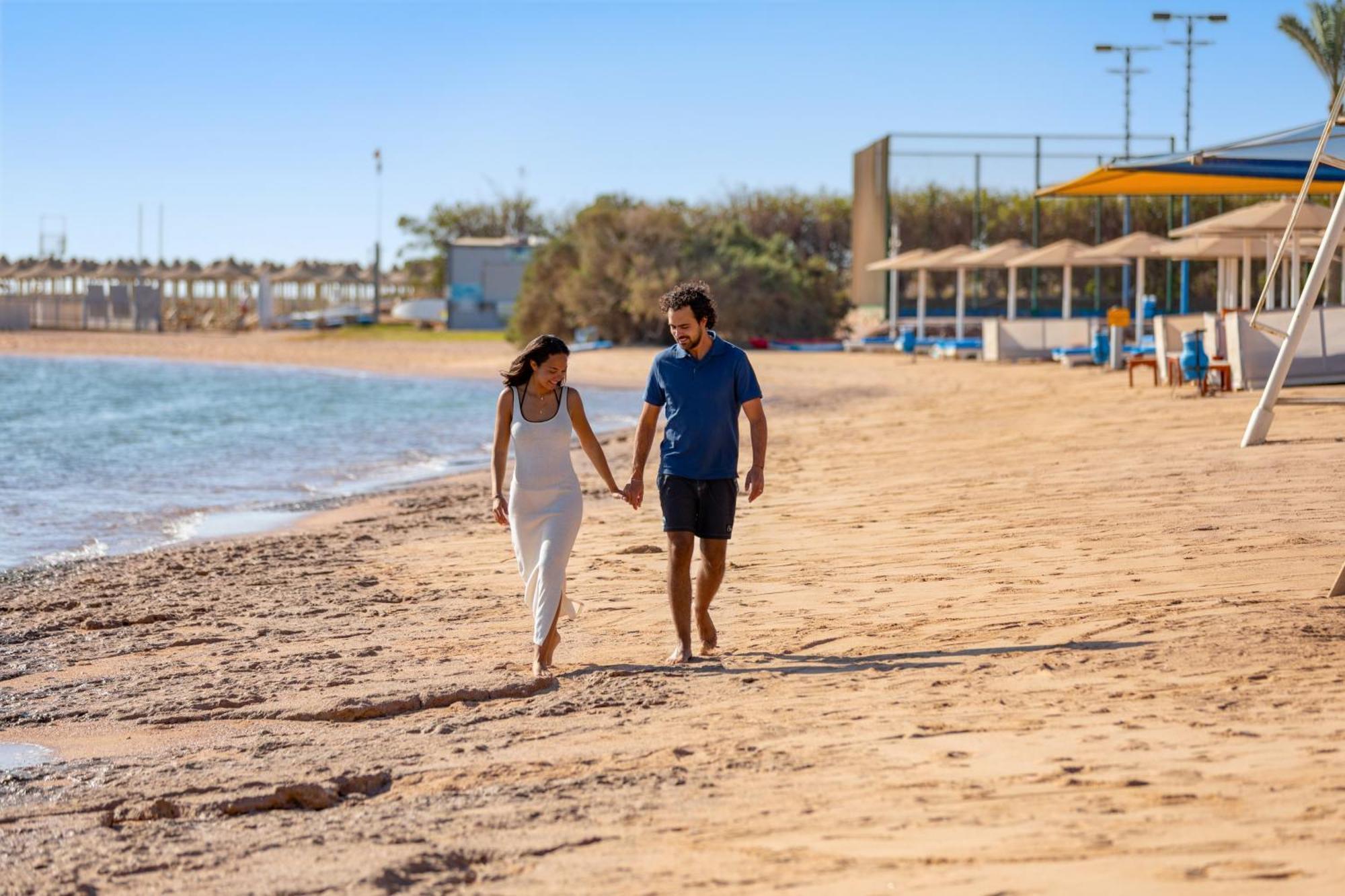 Pickalbatros Royal Moderna Sharm "Aqua Park" Hotel Exterior photo Tourists on the beach of Hurghada