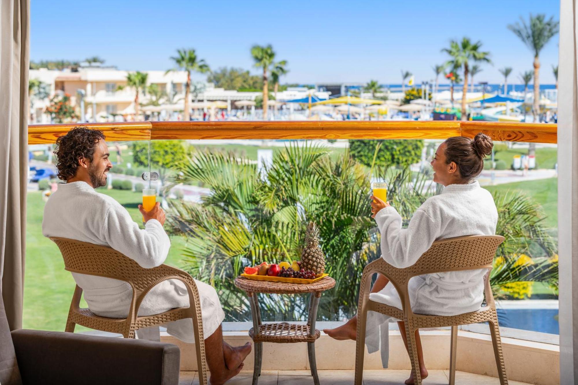 Pickalbatros Royal Moderna Sharm "Aqua Park" Hotel Exterior photo The resort's beach
