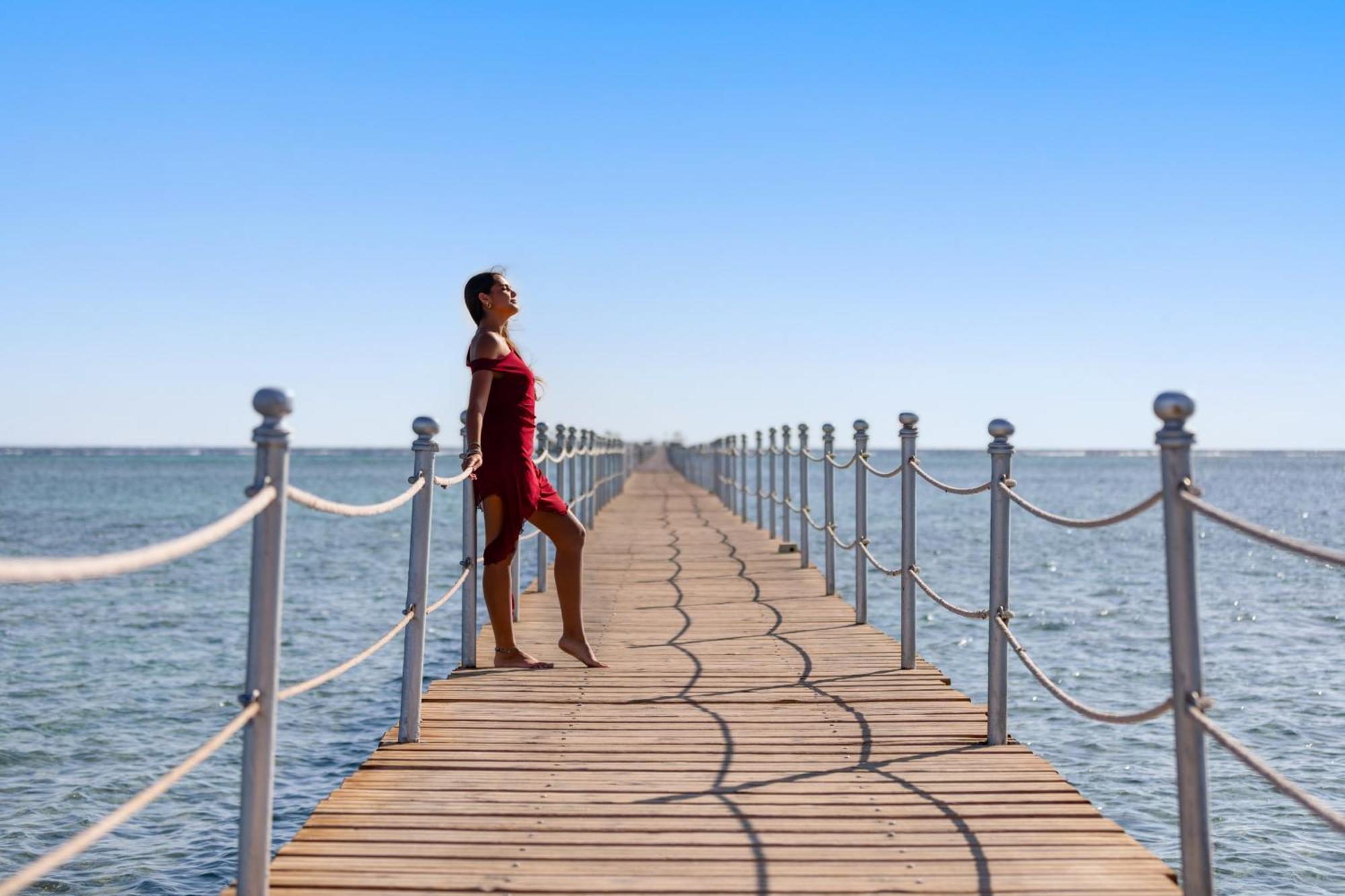 Pickalbatros Royal Moderna Sharm "Aqua Park" Hotel Exterior photo A woman on a pier