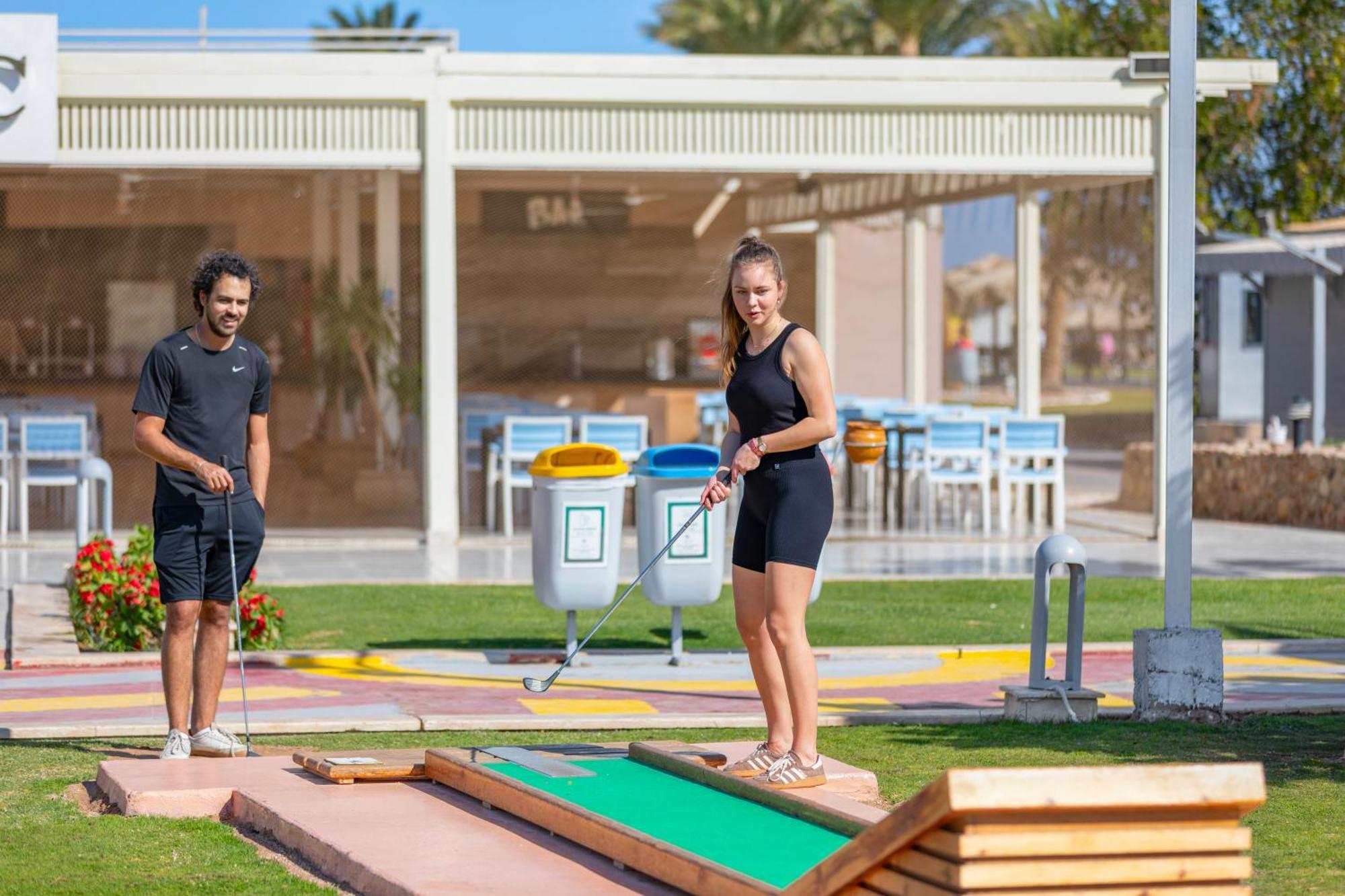 Pickalbatros Royal Moderna Sharm "Aqua Park" Hotel Exterior photo Mini golf in Egypt