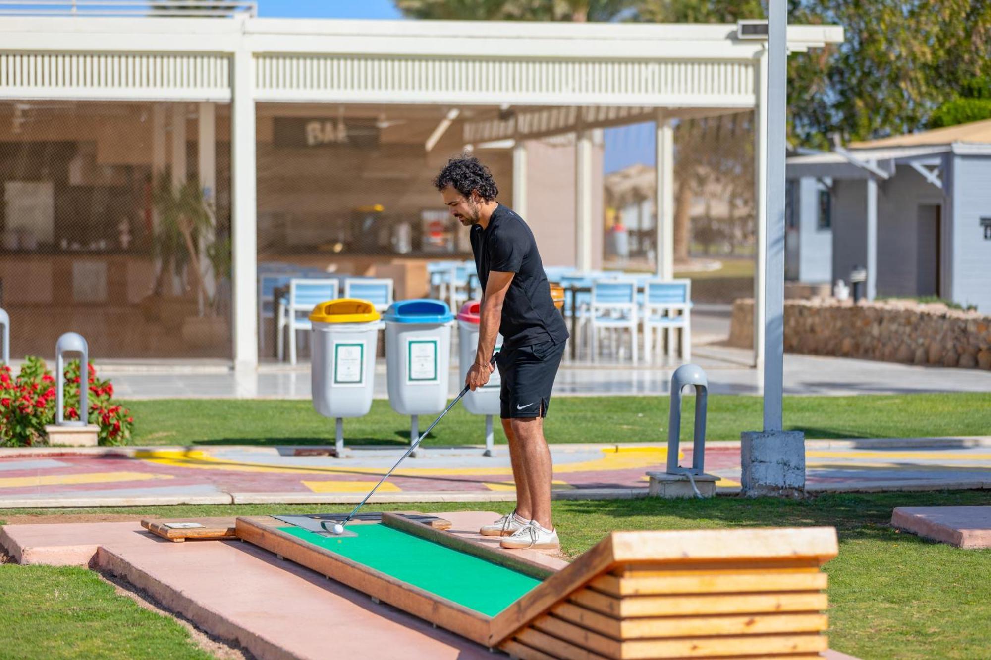 Pickalbatros Royal Moderna Sharm "Aqua Park" Hotel Exterior photo A man playing mini golf
